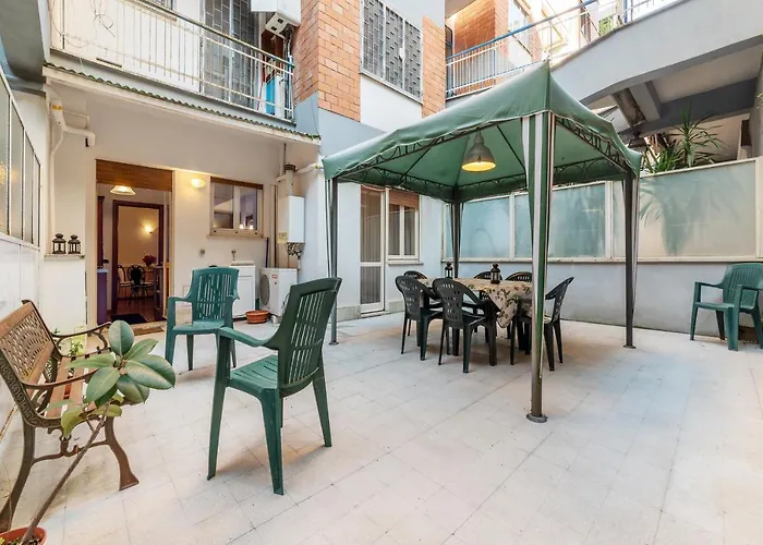 Apartment Guesthost - San Pietro Cozy With Terrace! Rom
