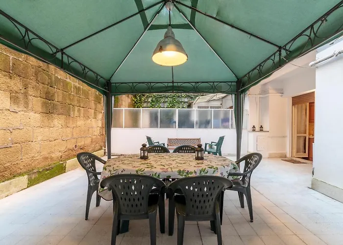 Apartment Guesthost - San Pietro Cozy With Terrace! Rom